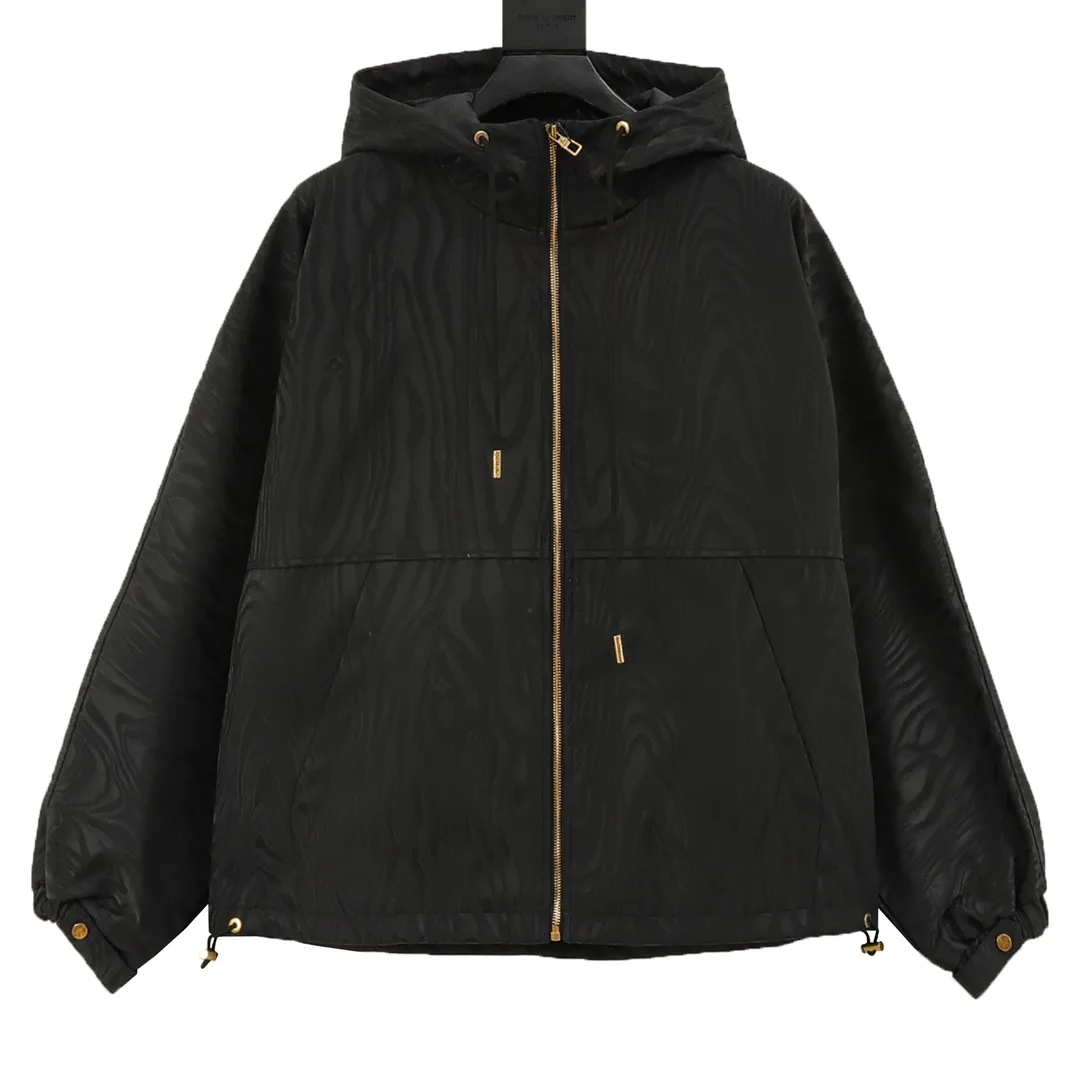 🅿️570 Louis Vuitton/Louis Vuitton Dark Pattern Windbreaker Jacket Needless to say, the style is low-key and luxurious. It brings out the 1V classic elements on both sides. The loose version makes the upper body casual and comfortable. The solid color side is a soft-shell jacket style, a simple solid color style, only the chest hardware is decorated, the hardware is removable, the inside and outside hardware are all double-sided engraved, the original version is the same and can be customized and dyed. The clothes are of the same color with no color difference, and the labor cost is expensive. The lining is made of silk jacquard fabric, and the classic full-width logo jacquard process requires everything to be woven, and the process cost is extremely high. Size: XS-L